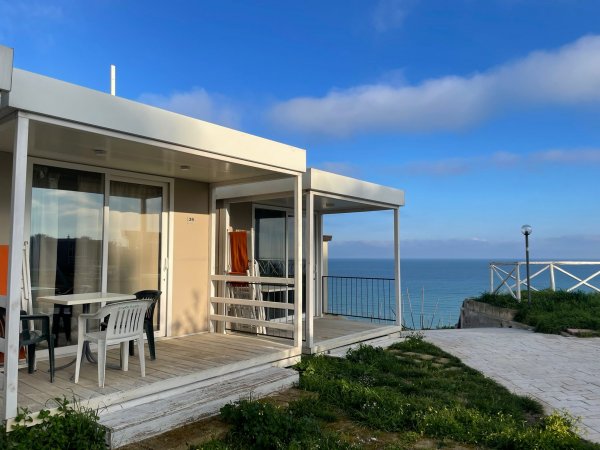 Veranda bianca con vista sul mare.