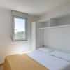 Camera da letto con letto matrimoniale e finestra.