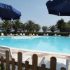 Piscina con lettini e ombrelloni blu.