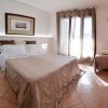 Camera da letto luminosa con letto matrimoniale e finestra.